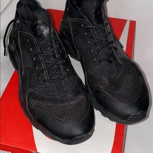 Nike Black Huaraches